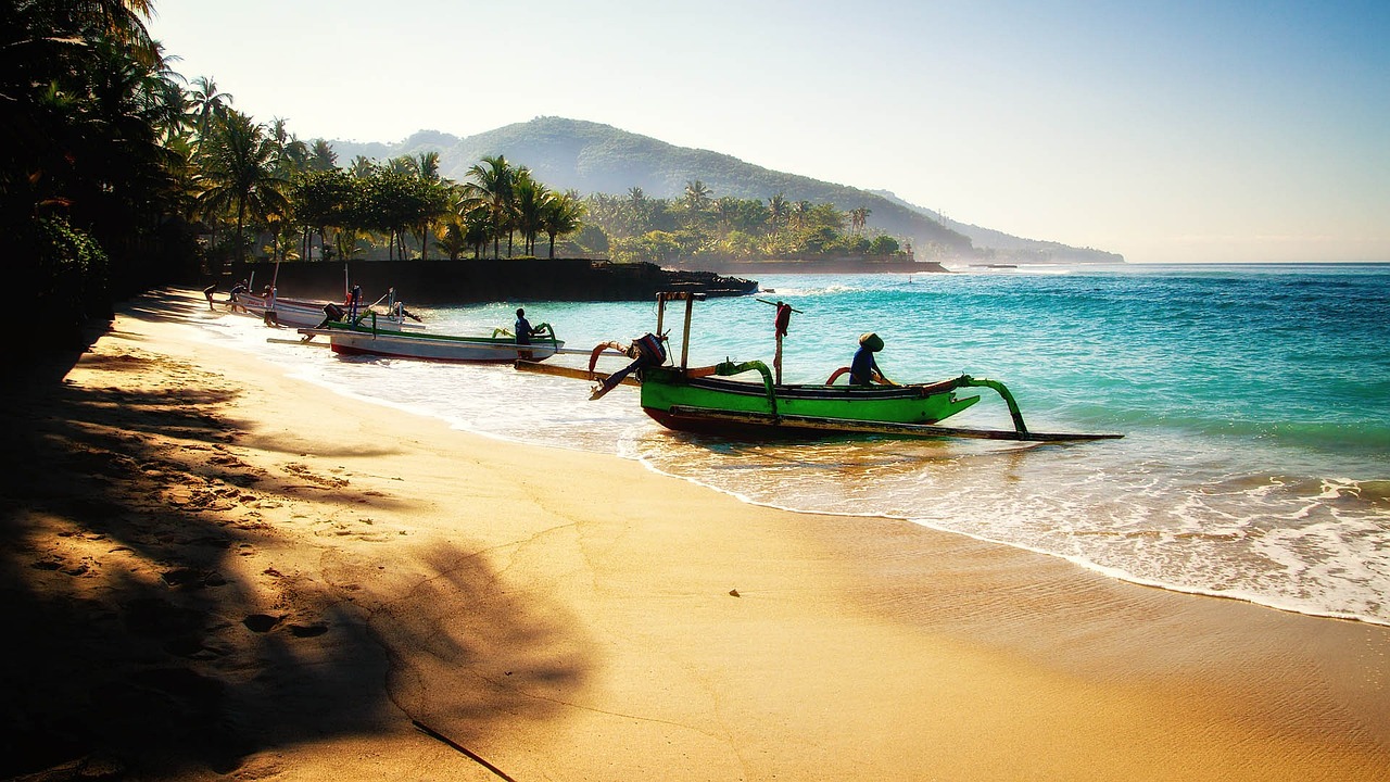 Traumhafter Strand mit Palmen auf Bali