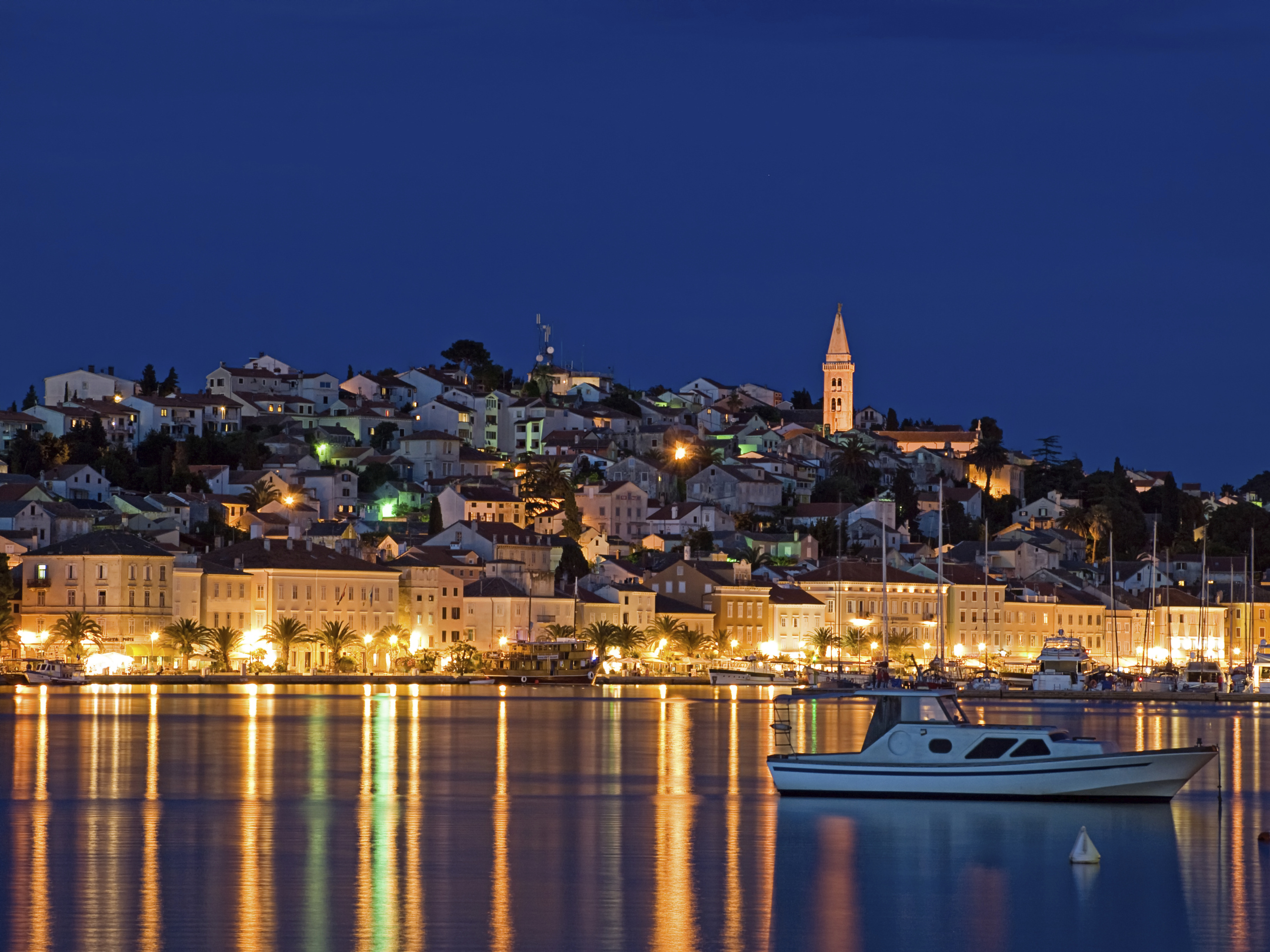 Kroatische Landschaft mit Weinbergen und mediterranem Flair