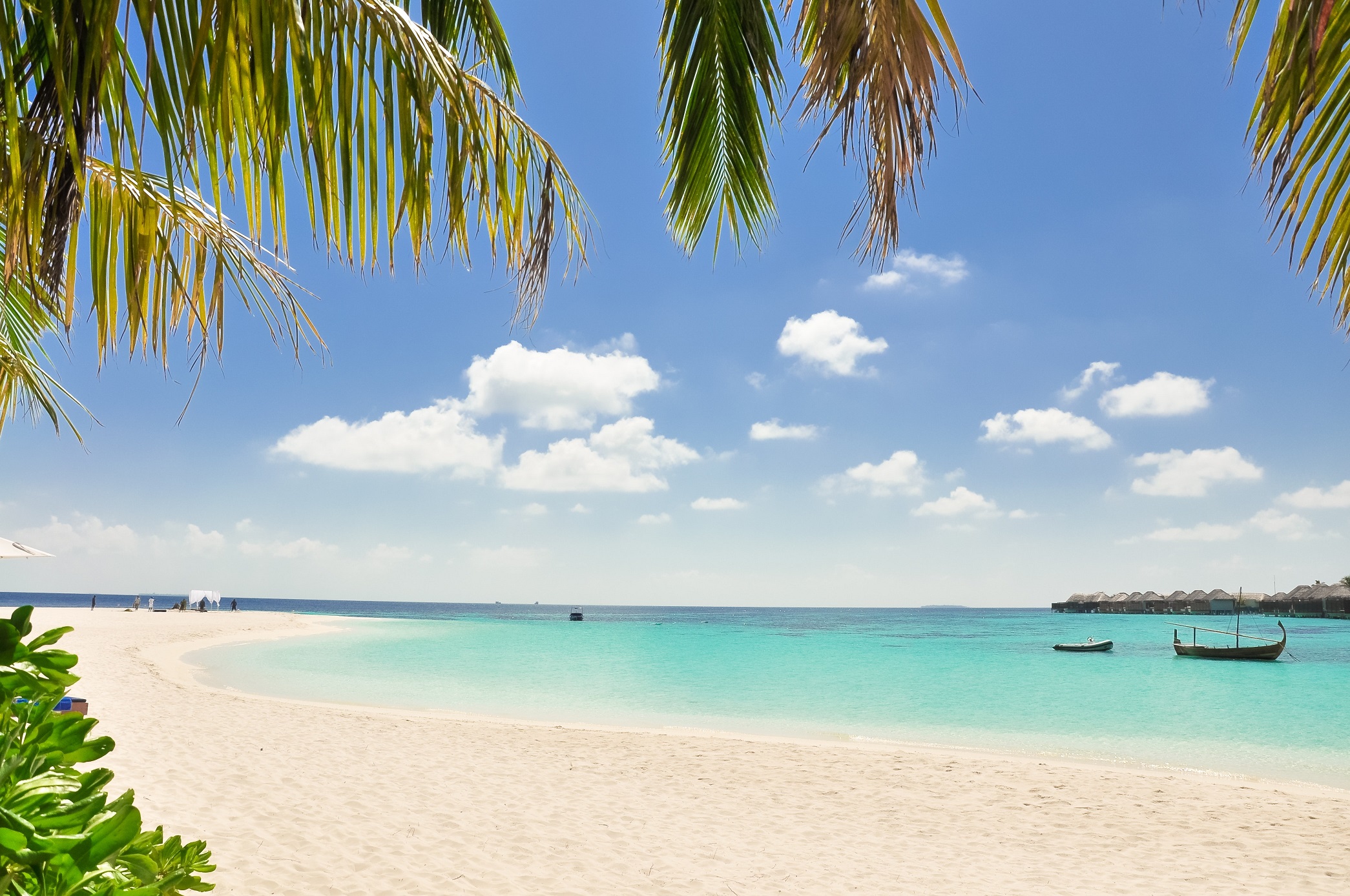 Weißer Sandstrand und türkisblaues Meer