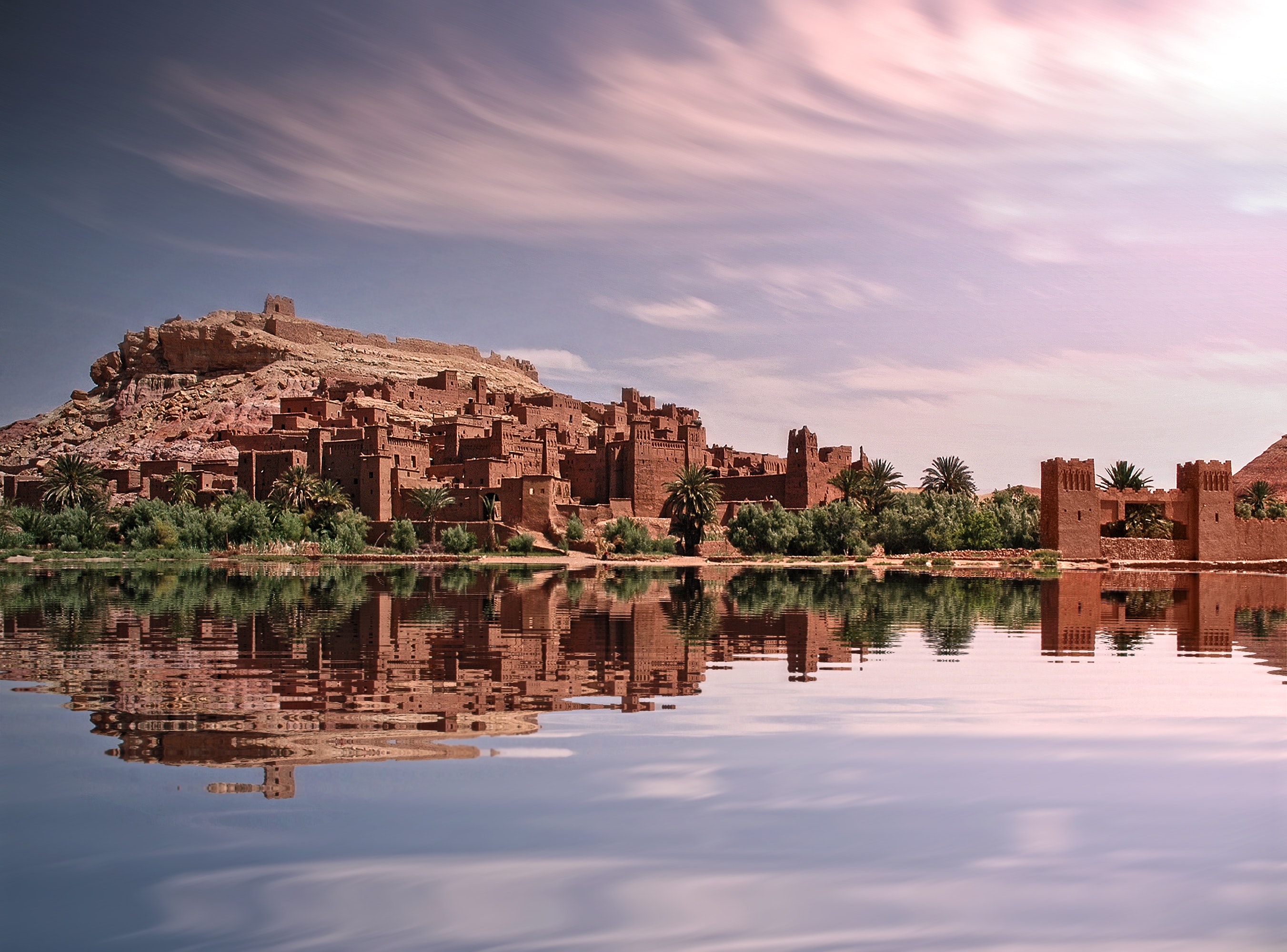 Medina von Marrakesch mit dem Atlasgebirge im Hintergrund