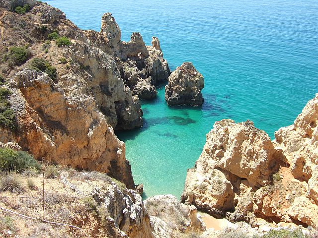 Türkisblaues Meer und Felsbögen an der Algarve