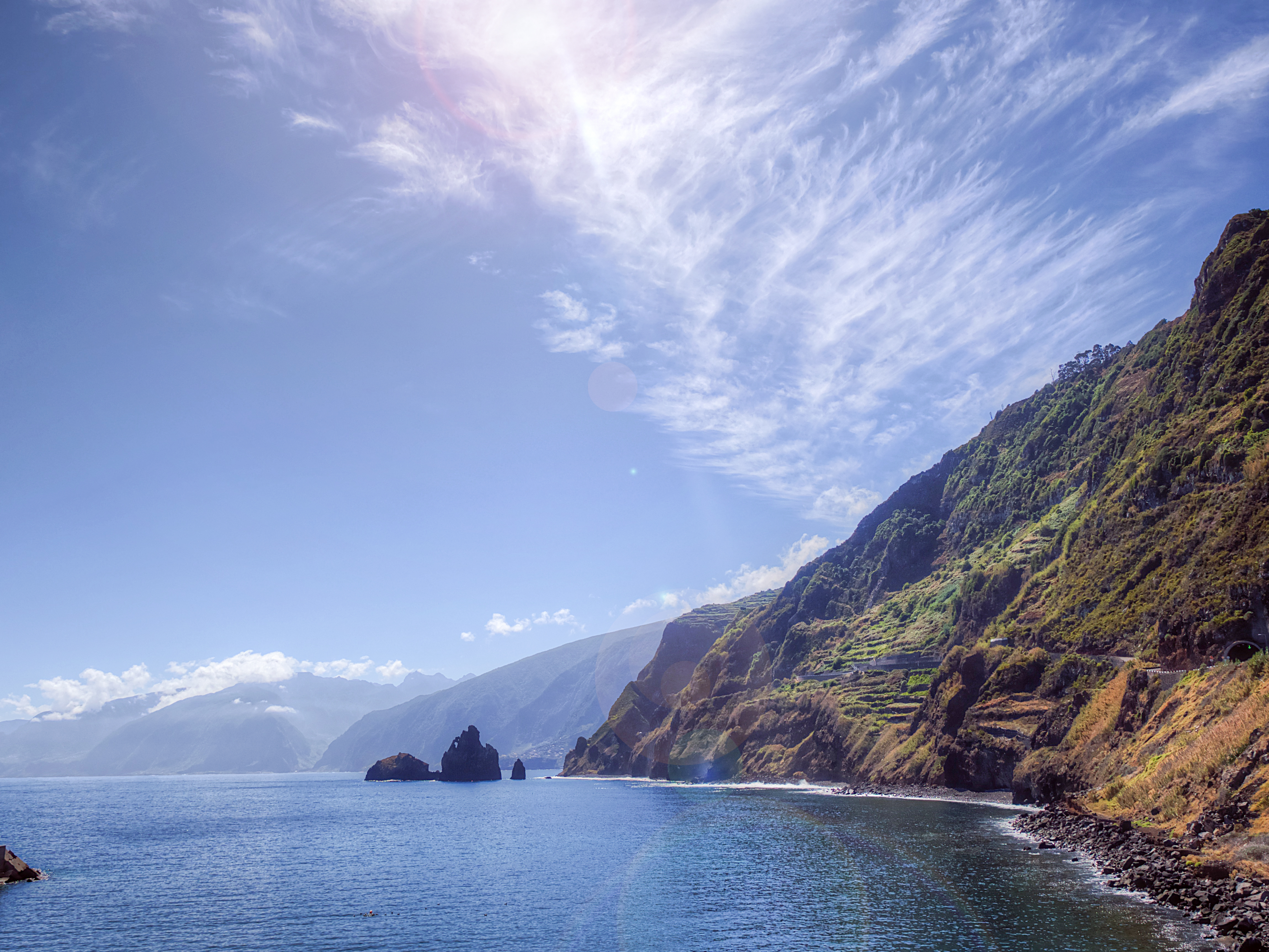 Grüne Berglandschaft und Küste auf Madeira