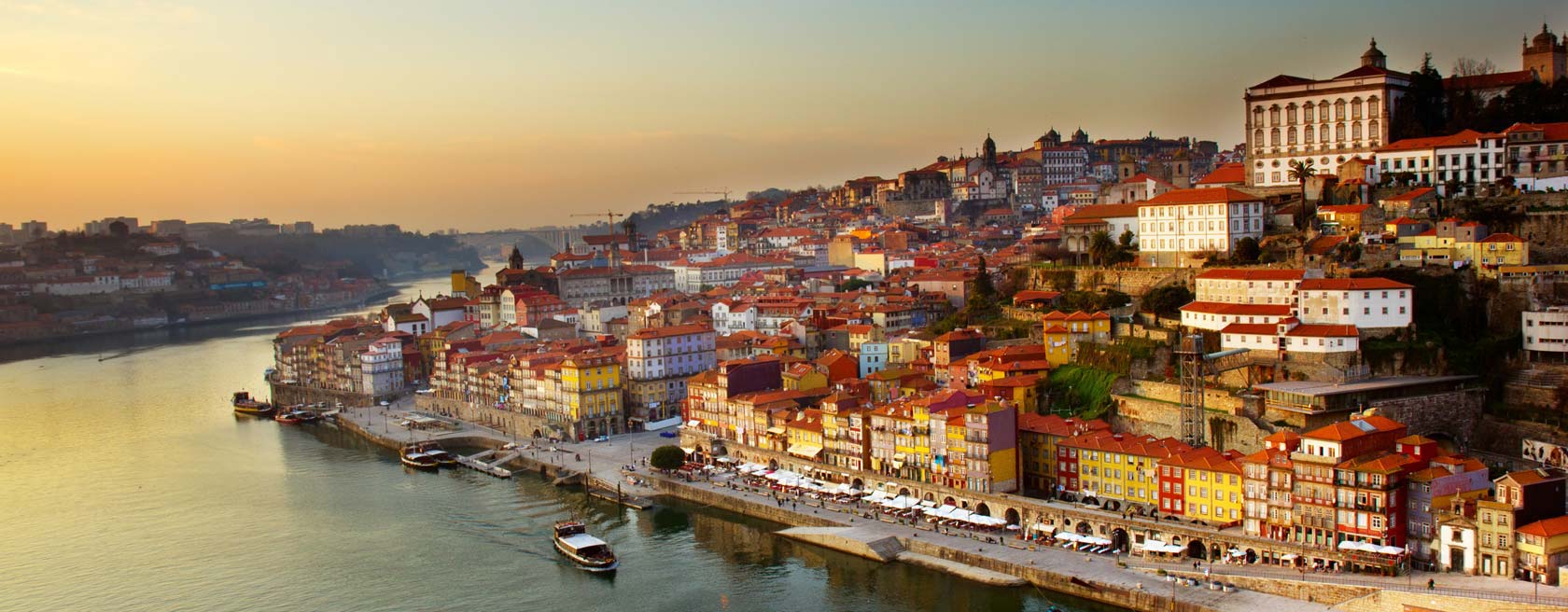 Porto und der Douro-Fluss mit Weinbergen