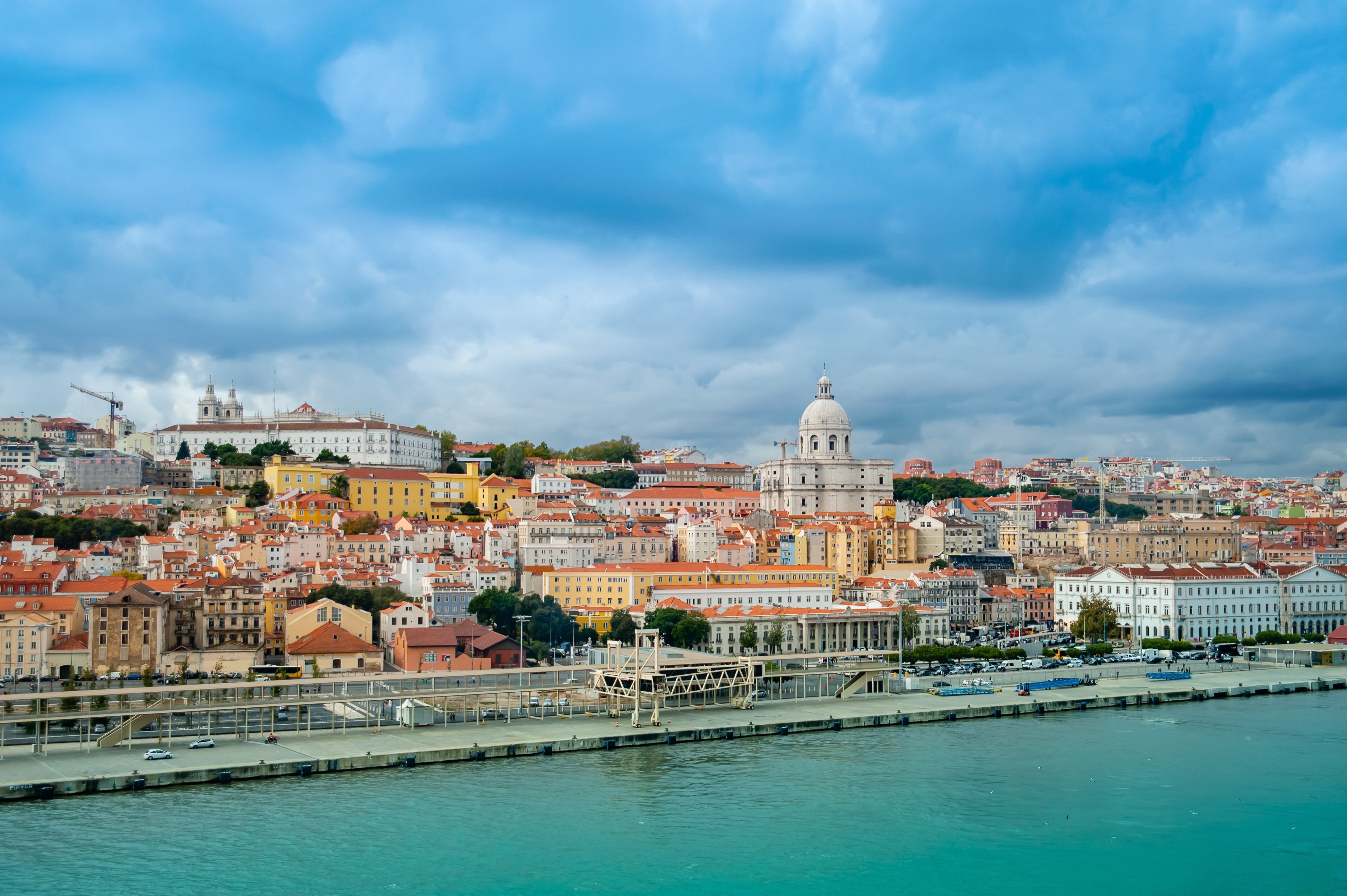 Skyline von Lissabon mit Blick auf den Tejo
