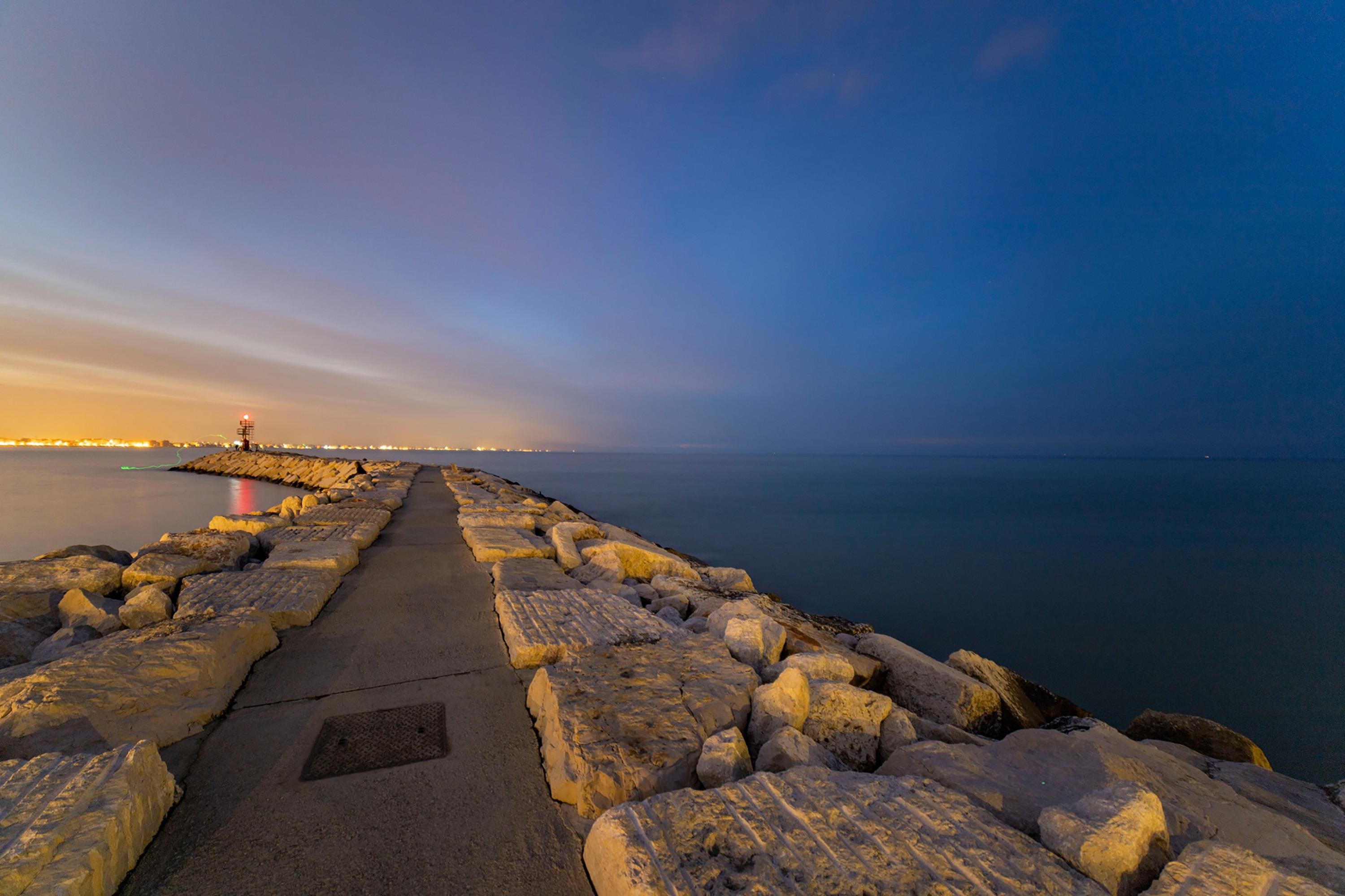 Küste und Pier von Rimini im Abendlicht