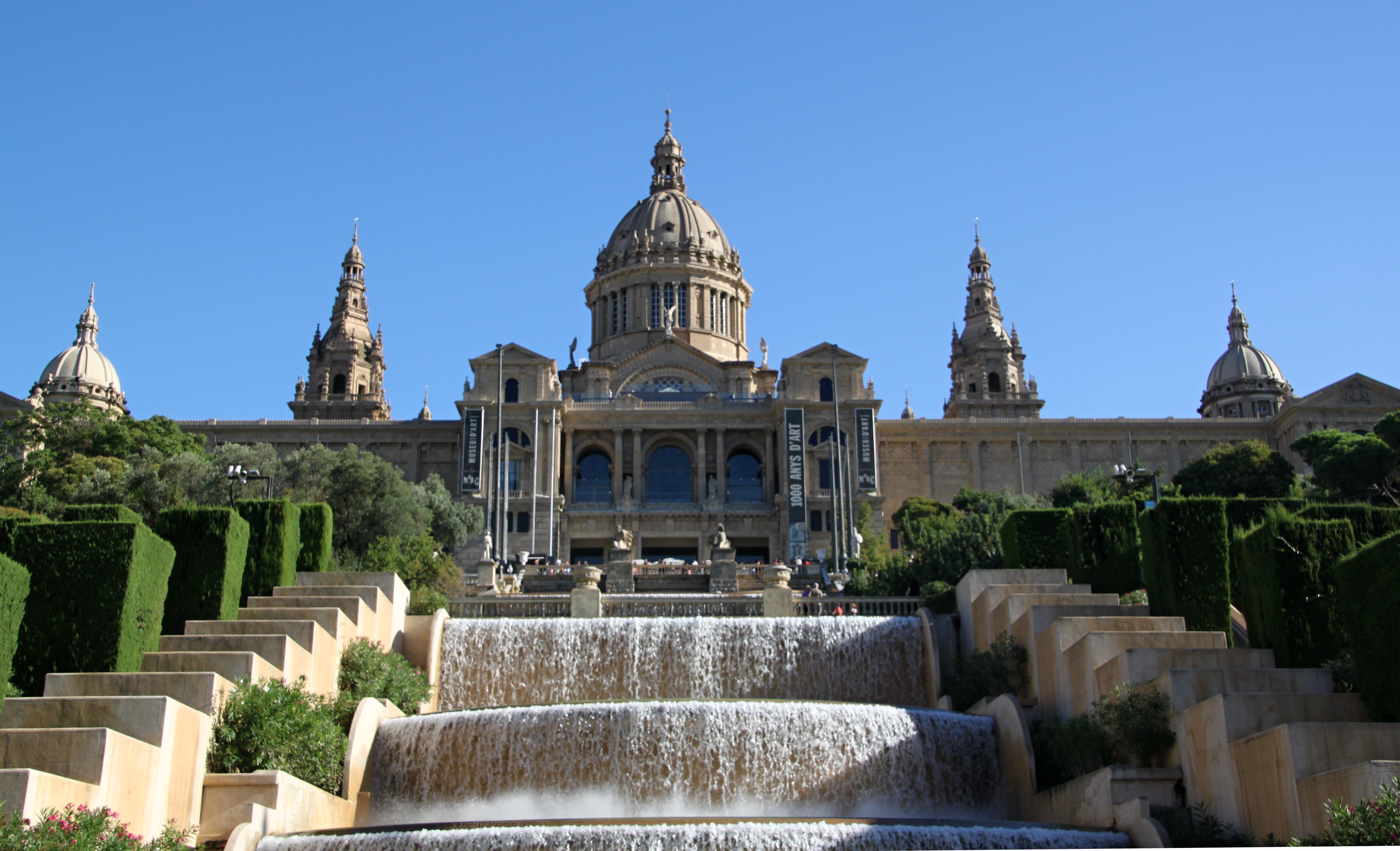 Spanische Landschaft mit Weinbergen und mediterranem Flair
