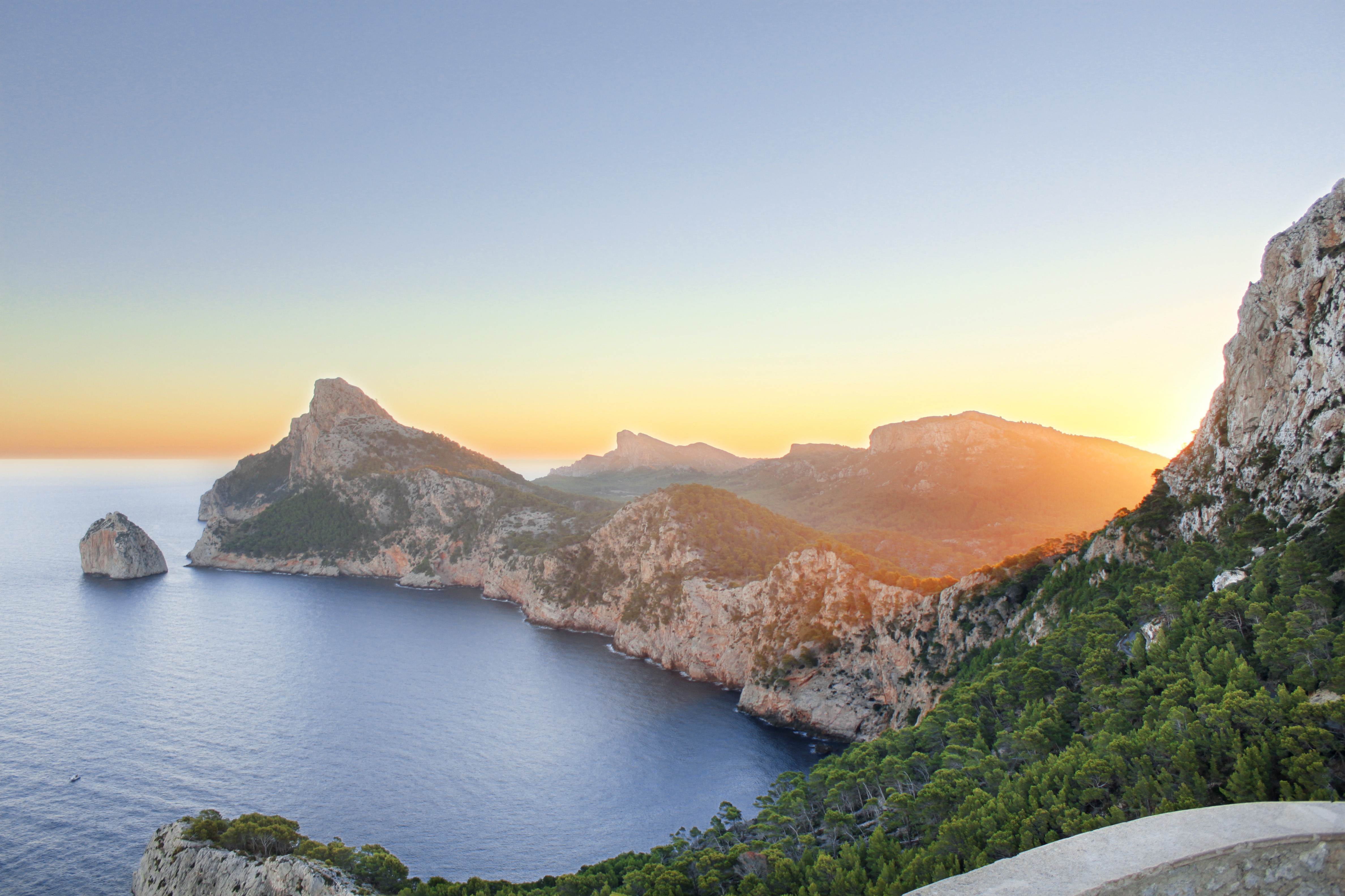 Spanische Küstenlandschaft mit farbenfrohen Häusern und Meer