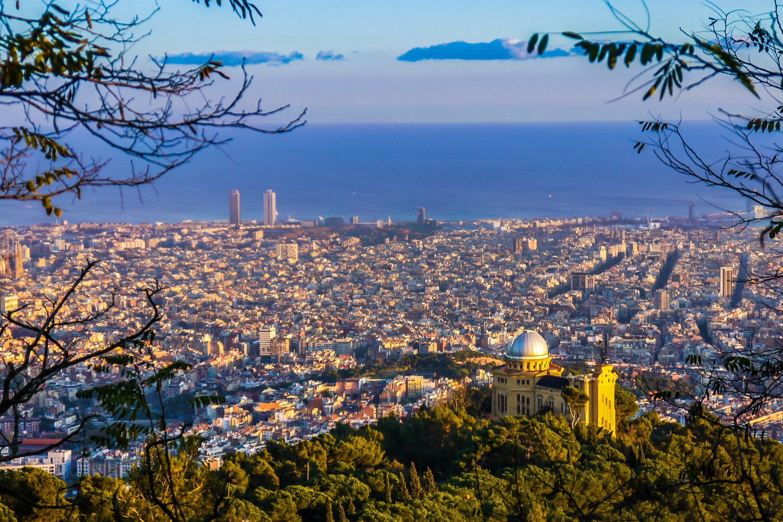 Weiße Dörfer und Küstenlandschaft in Andalusien