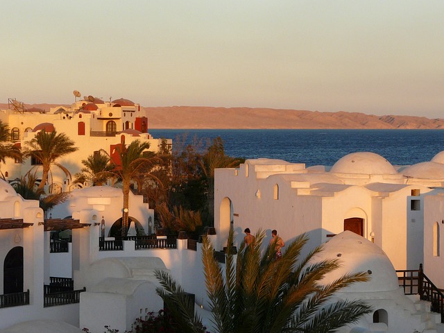 Türkisblaues Meer und Strand in Hurghada
